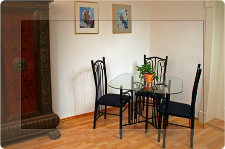 Foto der Sitzecke im Büro der Kanzlei Sailer