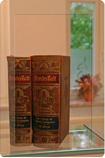 Foto zweier Bücher, dekorativ auf einem Schreibtisch angeordnet